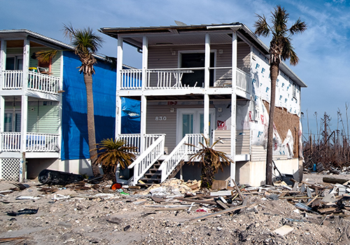 dos casas arrasadas por los daños de un huracán